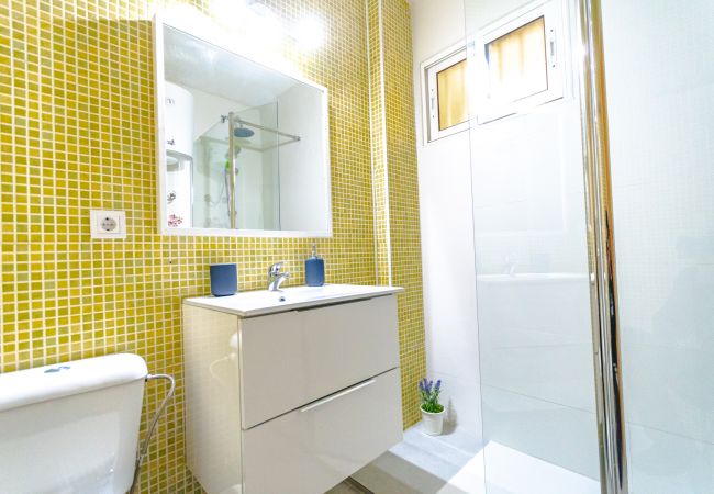 Baño de este apartamento en Benalmádena