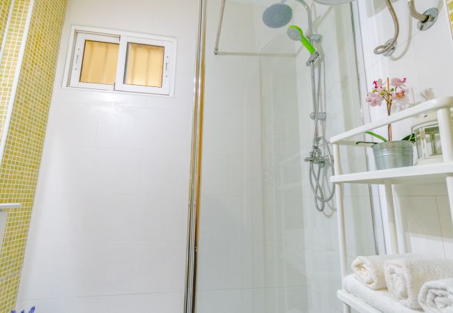 Baño de este apartamento en Benalmádena