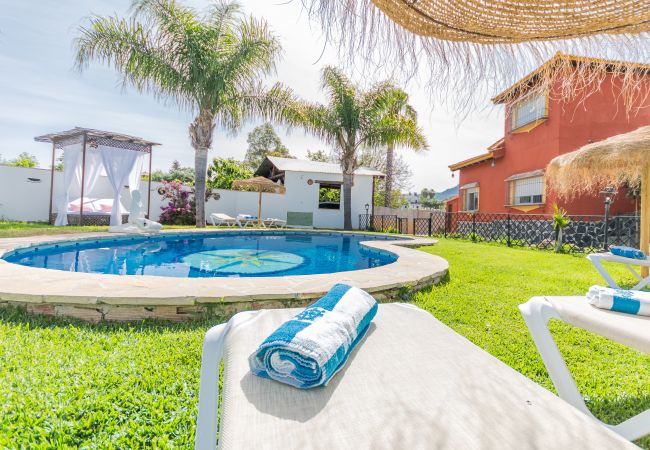 Piscina y exteriores de esta Villa en Alhaurín el Grande