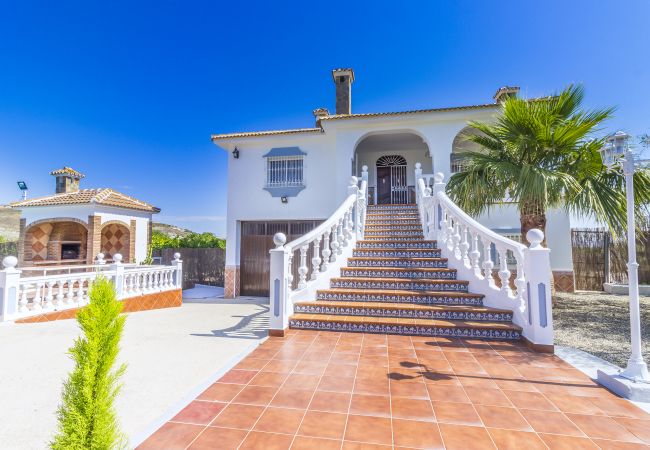 Fachada de esta finca de lujo en Alhaurín el Grande