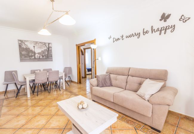 Salón comedor con chimenea de esta finca de lujo en Alhaurín el Grande