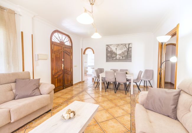 Salón comedor con chimenea de esta finca de lujo en Alhaurín el Grande