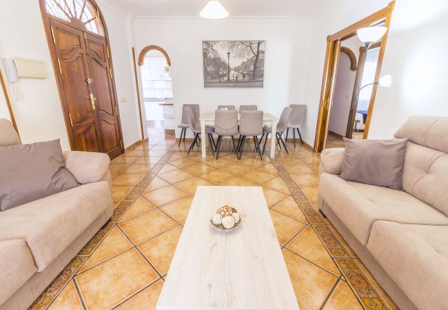 Salón comedor con chimenea de esta finca de lujo en Alhaurín el Grande