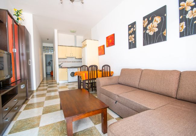 Salón comedor que tiene este apartamento en Fuengirola