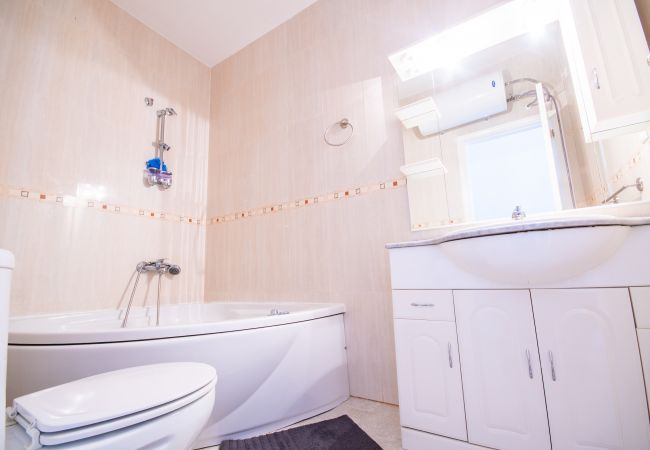 Disfruta de este baño que tiene este apartamento en Fuengirola