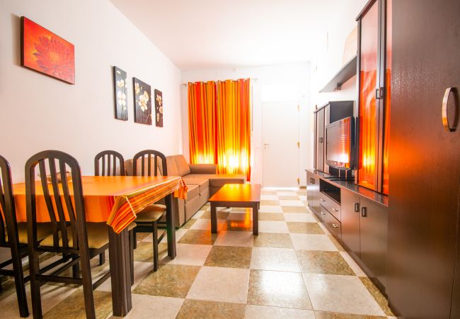 Salón comedor que tiene este apartamento en Fuengirola