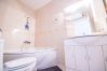 Disfruta de este baño que tiene este apartamento en Fuengirola