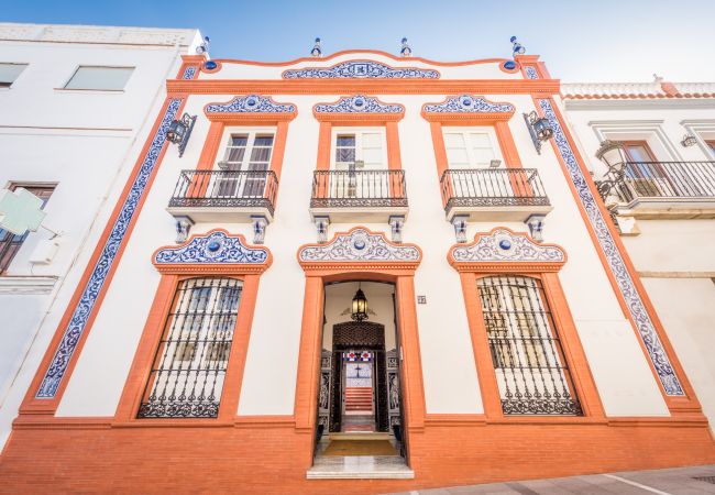 Fachada de esta casa de lujo en el centro de Alhaurín el Grande