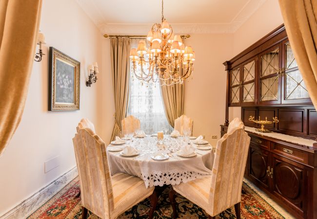 Comedor de esta casa de lujo en el centro de Alhaurín el Grande