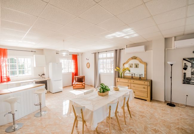 Salón comedor de esta villa en Alhaurín el Grande