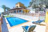 Piscina y terraza exterior de esta Villa en Mijas 