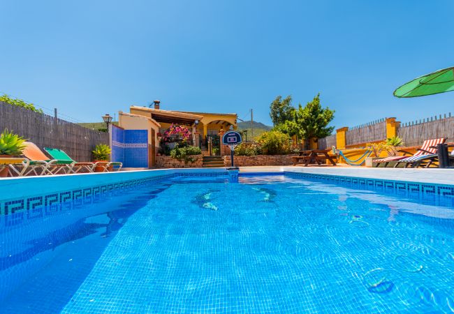 Piscina privada de esta villa en Ardales