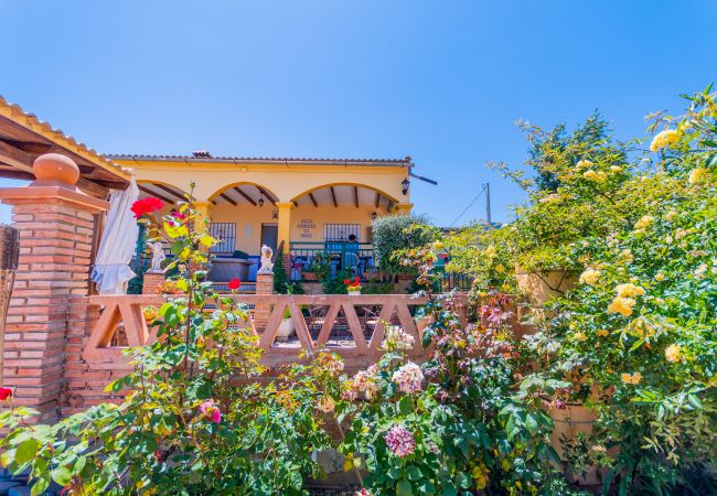 Jardín de esta villa en Ardales