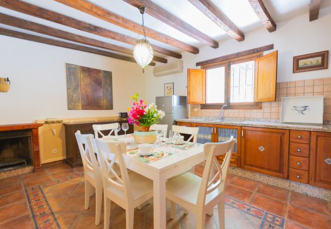 Salón comedor de este apartamento rural en Mijas Pueblo