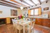 Salón comedor de este apartamento rural en Mijas Pueblo