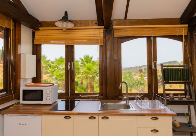Cocina de este estudio rural en Mijas Pueblo
