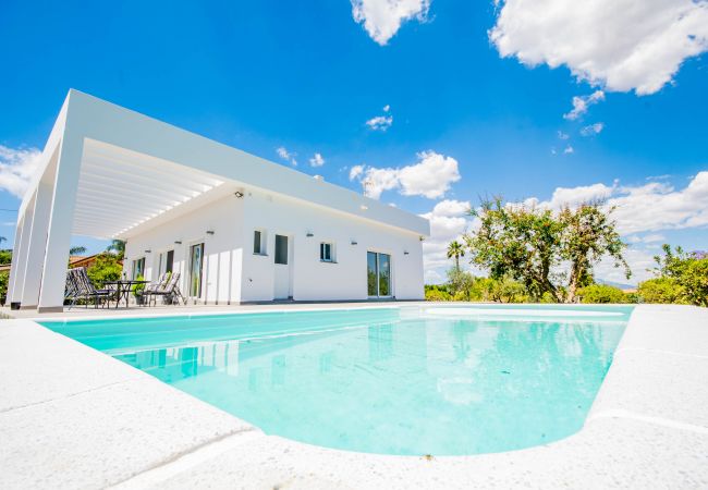 Piscinas y exteriores de esta Villa en Alhaurín el Grande