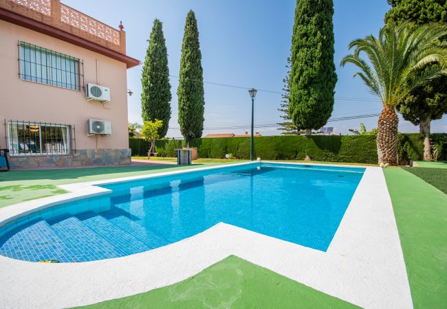 Piscina privada de esta casa en Alhaurín de la Torre