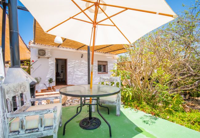 Terraza de esta casa rural en Coín