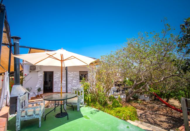 Terraza de esta casa rural en Coín