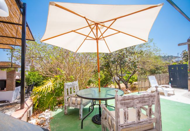 Terraza de esta casa rural en Coín