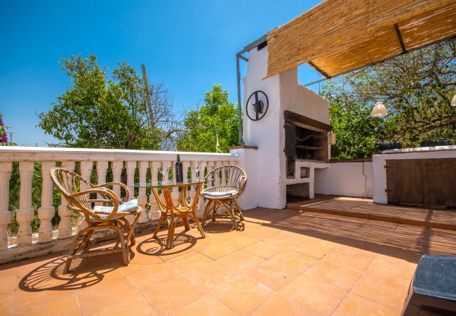 Terraza de esta casa rural en Coín