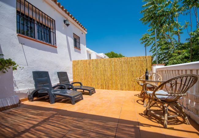 Terraza de esta casa rural en Coín