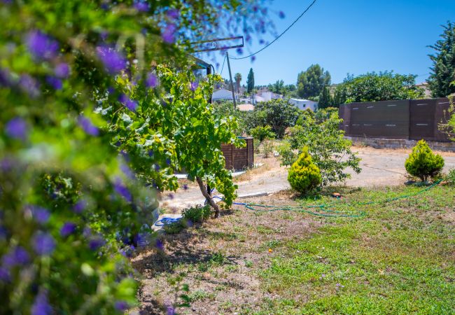 Jardín de esta casa rural en Coín