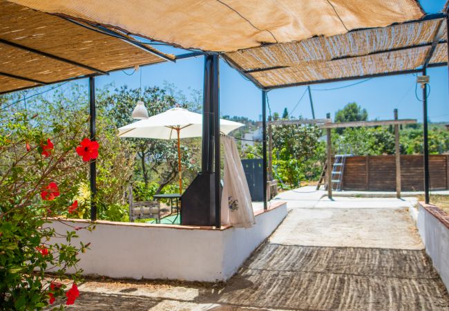 Terraza de esta casa rural en Coín