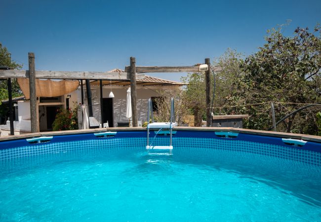 Piscina de esta casa rural en Coín