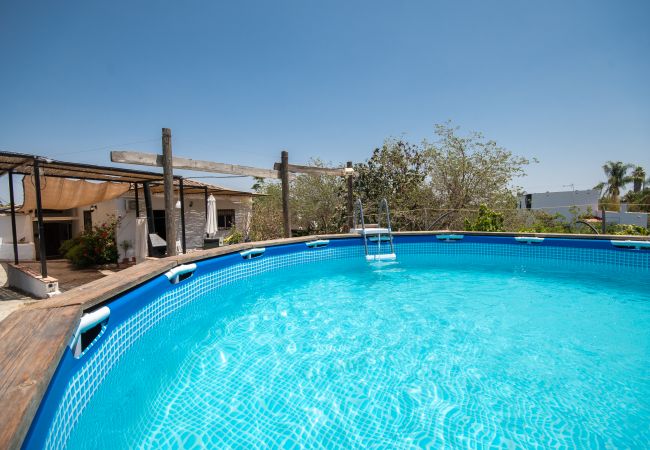 Piscina de esta casa rural en Coín