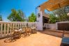 Terraza de esta casa rural en Coín