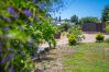 Jardín de esta casa rural en Coín