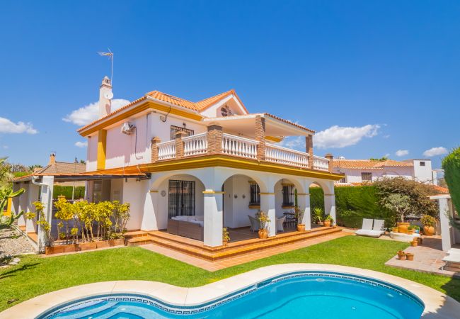 Piscina y exterior de esta casa en Guadalmar 