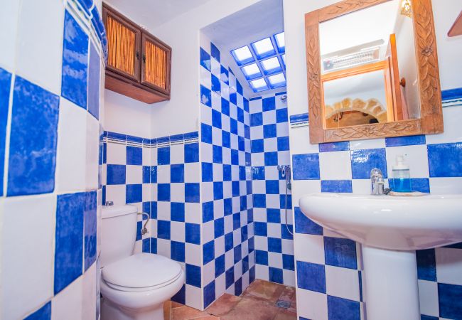 Baño de esta casa rural en Guaro