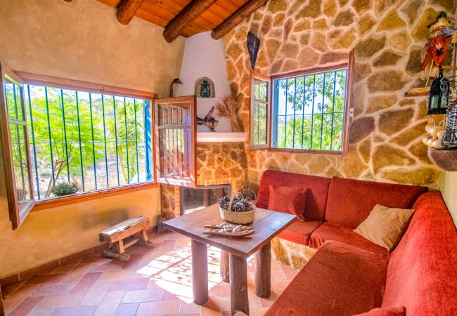 Salón de esta casa rural en Guaro