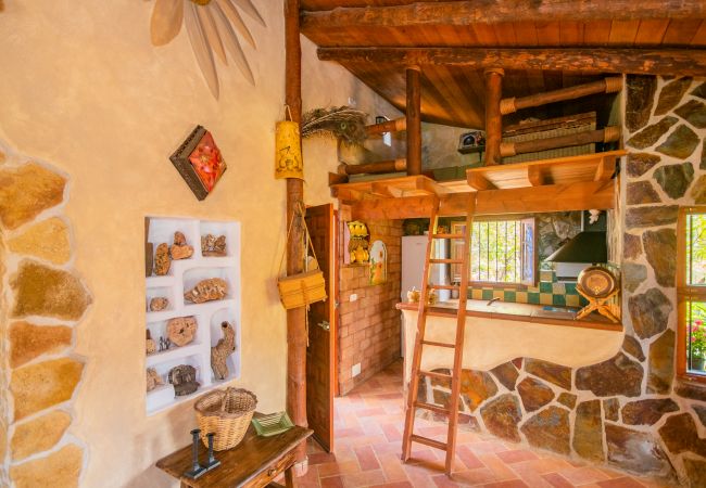 Salón de esta casa rural en Guaro