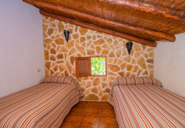 Dormitorio de esta casa rural en Guaro