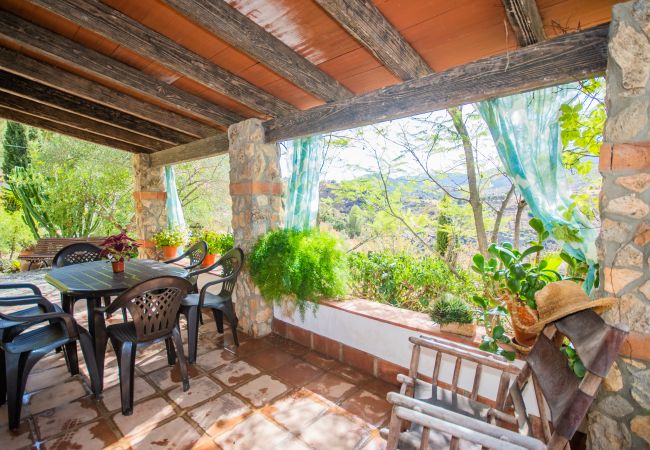 Terraza de esta casa rural en Guaro