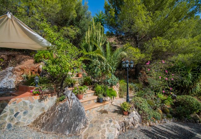 Jardín de esta casa rural en Guaro