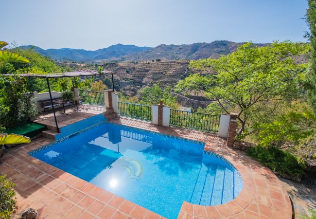 Piscina de esta casa rural en Guaro