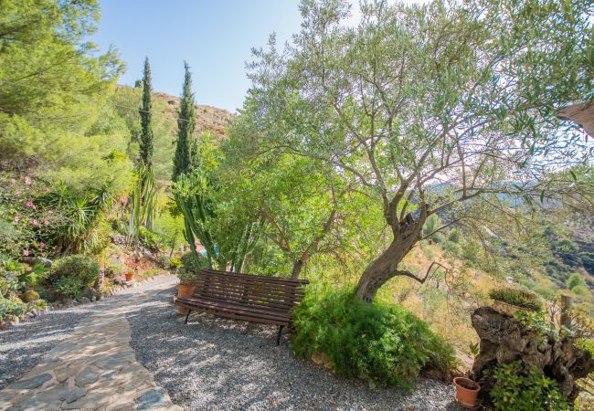 Jardín de esta casa rural en Guaro