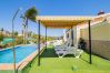 Piscina y zona exterior del alojamiento