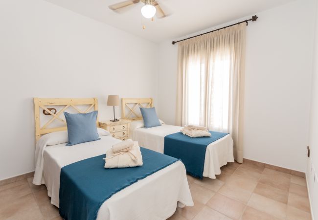 Dormitorio infantil de esta casa con chimenea en El Torcal