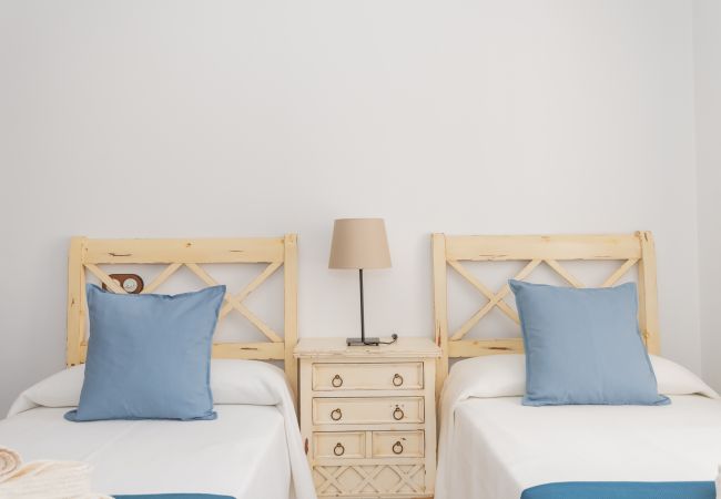 Dormitorio infantil de esta casa con chimenea en El Torcal