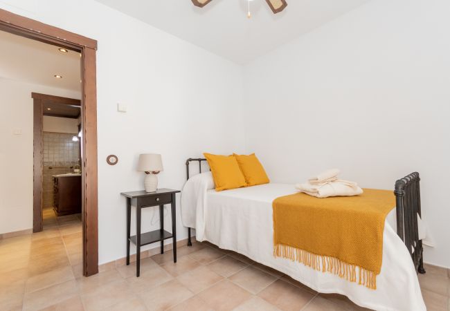 Dormitorio de esta casa con chimenea en El Torcal