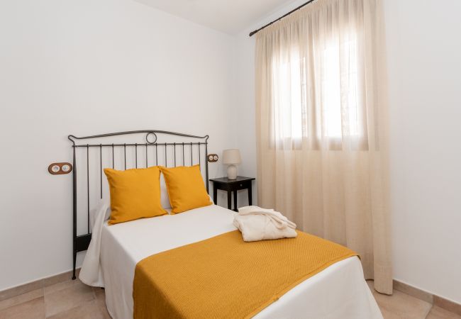 Dormitorio de esta casa con chimenea en El Torcal