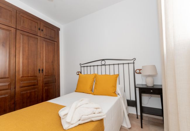 Dormitorio de esta casa con chimenea en El Torcal