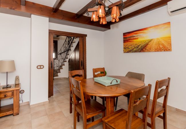 Salón comedor con chimenea de esta casa de El Torcal