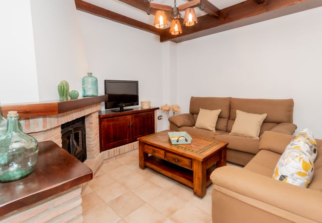 Salón con chimenea de esta casa de El Torcal
